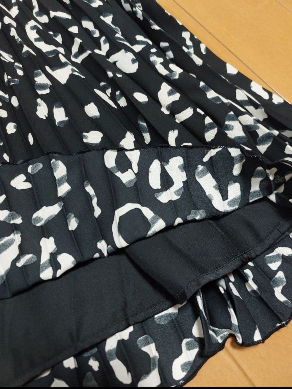 H&M Black and Cream Pleated Midi Skirt size US 6 - Picture 10 of 14